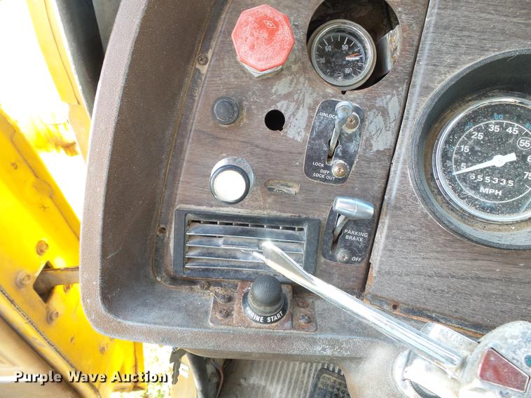 image for item DA2378 1985 Ford LT9000 dump truck