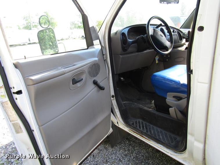 image for item DB6109 1998 Ford Econoline E450 Super Duty shuttle bus