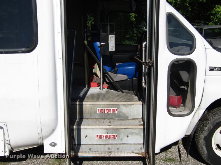 image for item DB6109 1998 Ford Econoline E450 Super Duty shuttle bus
