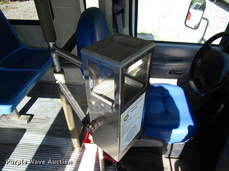 image for item DB6109 1998 Ford Econoline E450 Super Duty shuttle bus