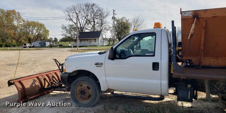 image for item DB9378 2002 Ford F450 Super Duty flatbed truck