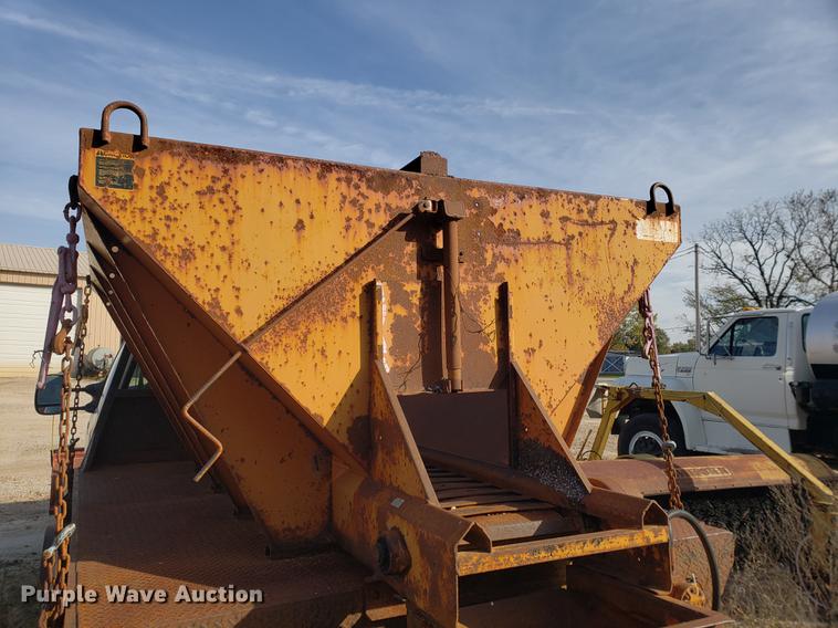 image for item DB9378 2002 Ford F450 Super Duty flatbed truck