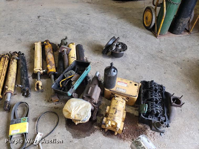 image for item DB9383 (2) Detroit Diesel 6V53 engine blocks