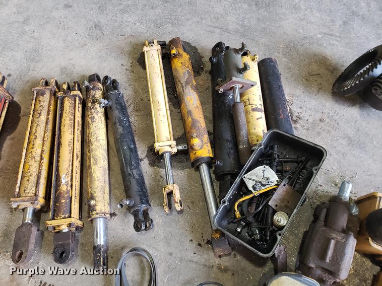 image for item DB9383 (2) Detroit Diesel 6V53 engine blocks