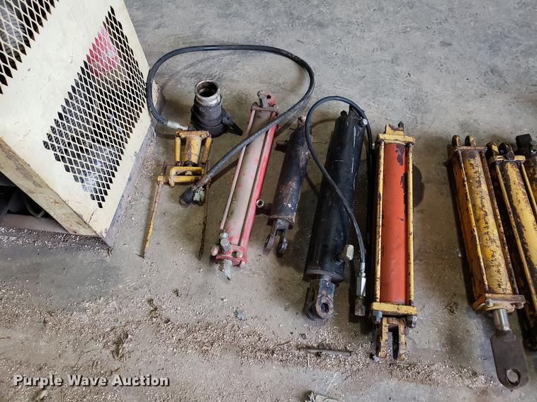 image for item DB9383 (2) Detroit Diesel 6V53 engine blocks