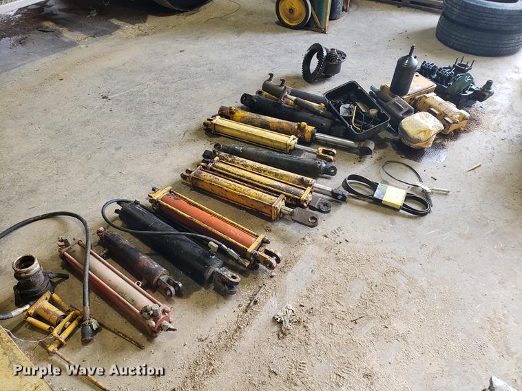 image for item DB9383 (2) Detroit Diesel 6V53 engine blocks