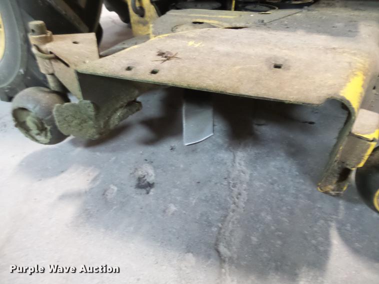 image for item DD2433 1998 John Deere 425 lawn mower