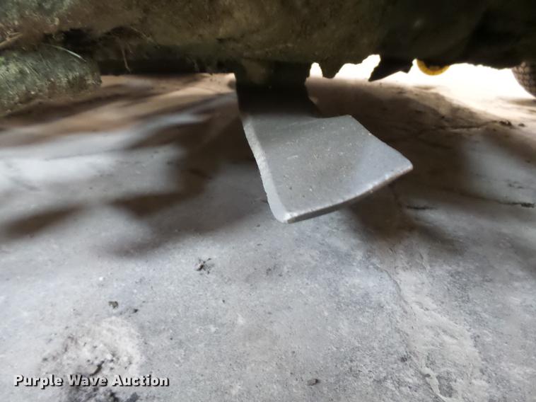 image for item DD2433 1998 John Deere 425 lawn mower