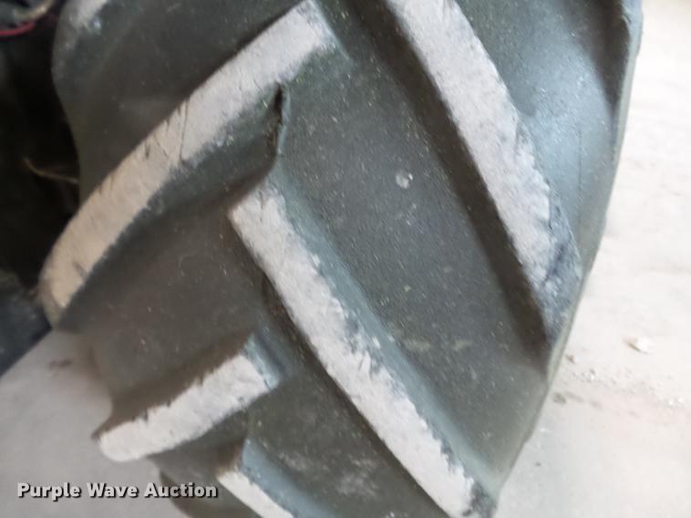 image for item DD2433 1998 John Deere 425 lawn mower