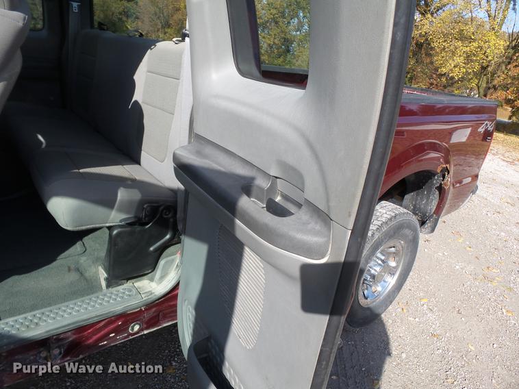 image for item DD2457 2004 Ford F250 Super Duty SuperCab pickup truck