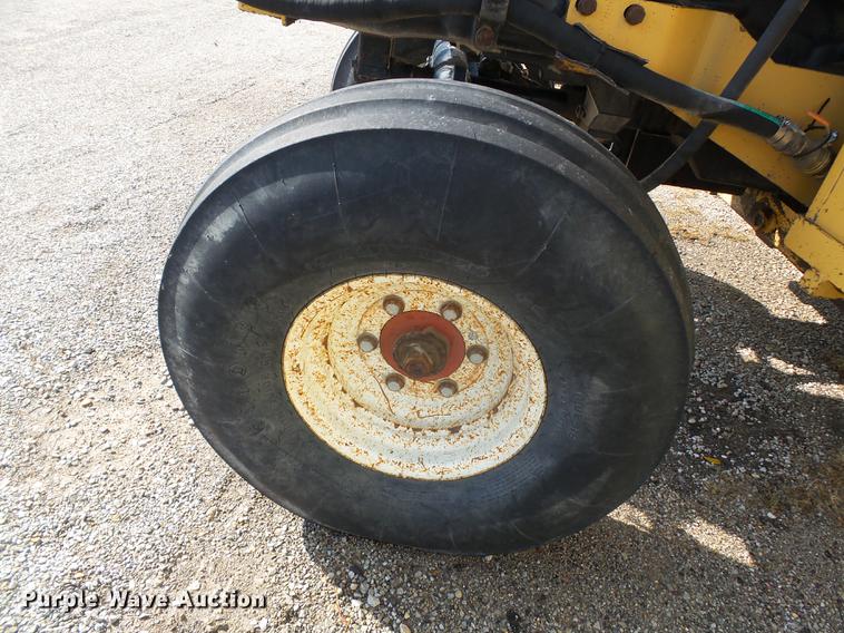 image for item DD2458 2004 New Holland TM120 tractor