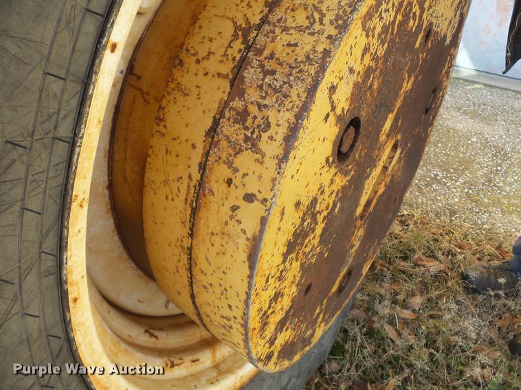 image for item DD2458 2004 New Holland TM120 tractor