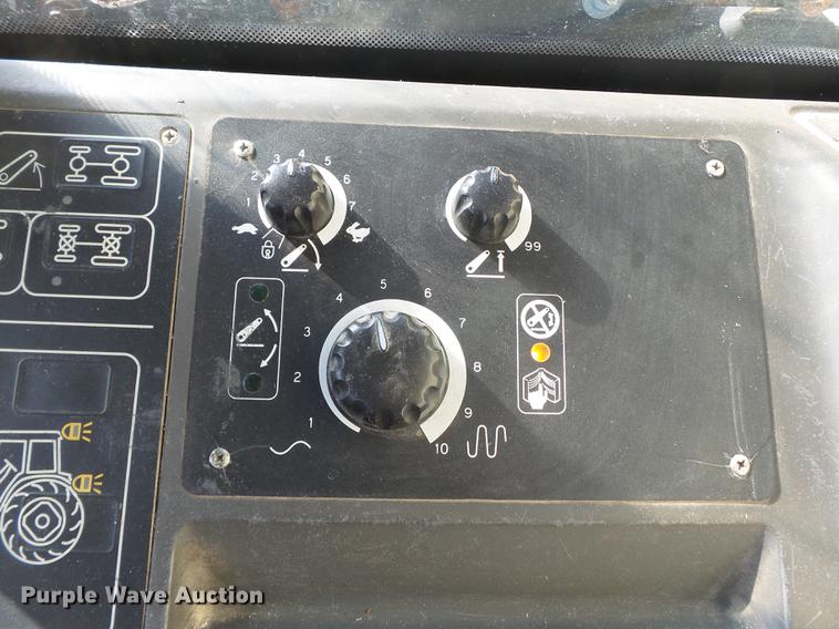 image for item DD2458 2004 New Holland TM120 tractor