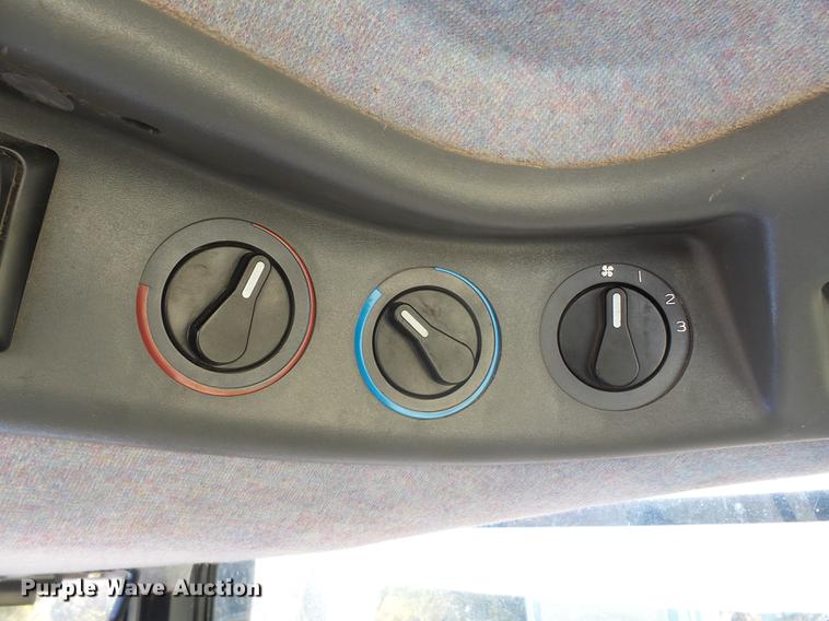 image for item DD2458 2004 New Holland TM120 tractor