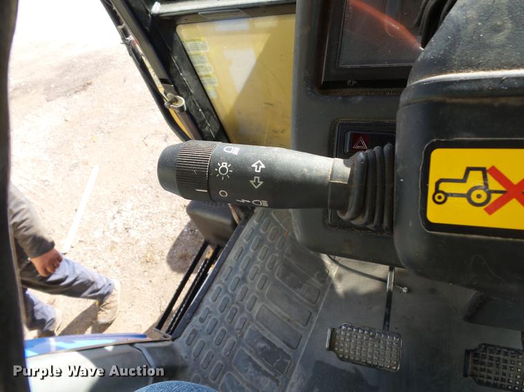 image for item DD2458 2004 New Holland TM120 tractor