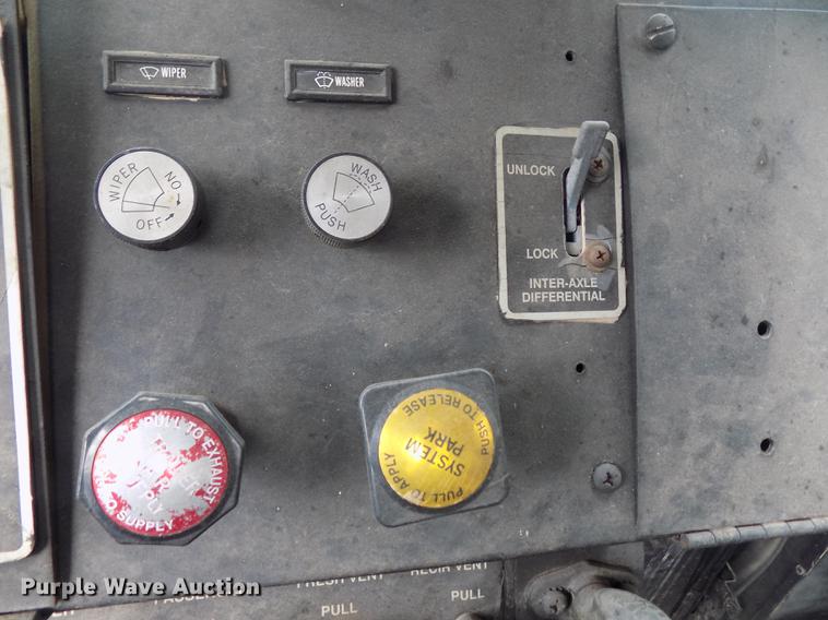 image for item DD3493 1983 Am General M-915-A1 semi truck