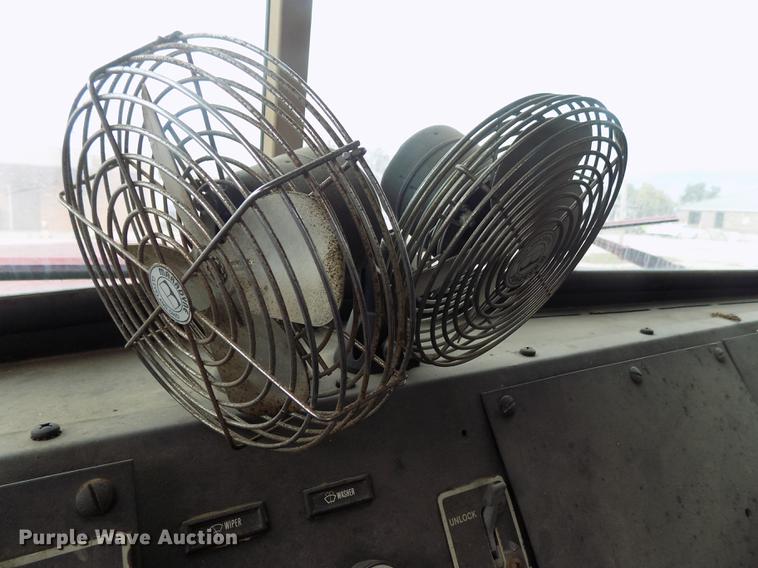 image for item DD3493 1983 Am General M-915-A1 semi truck