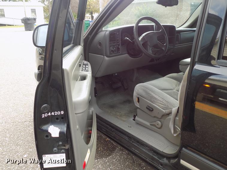 image for item DD3495 2004 Chevrolet Suburban 1500 SUV