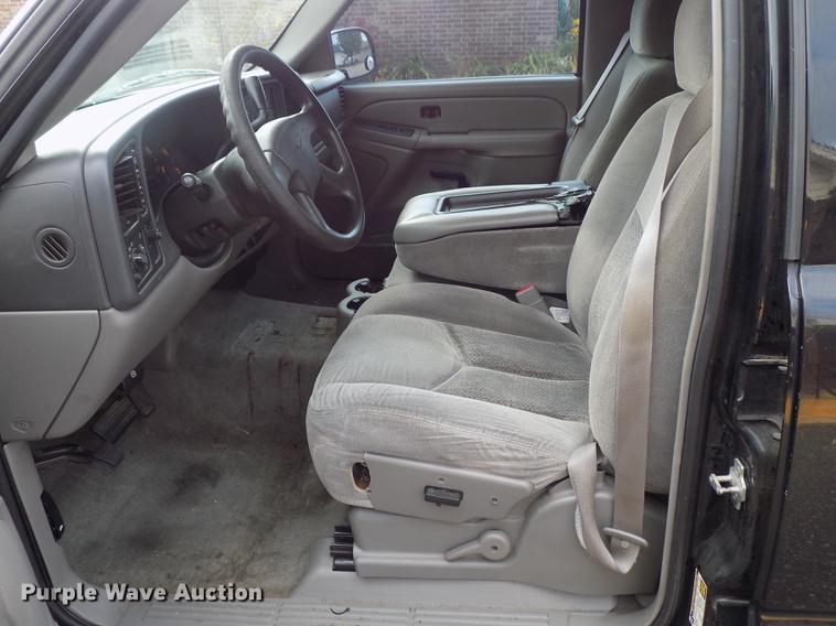 image for item DD3495 2004 Chevrolet Suburban 1500 SUV