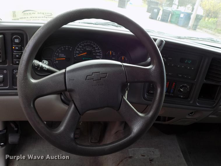 image for item DD3495 2004 Chevrolet Suburban 1500 SUV