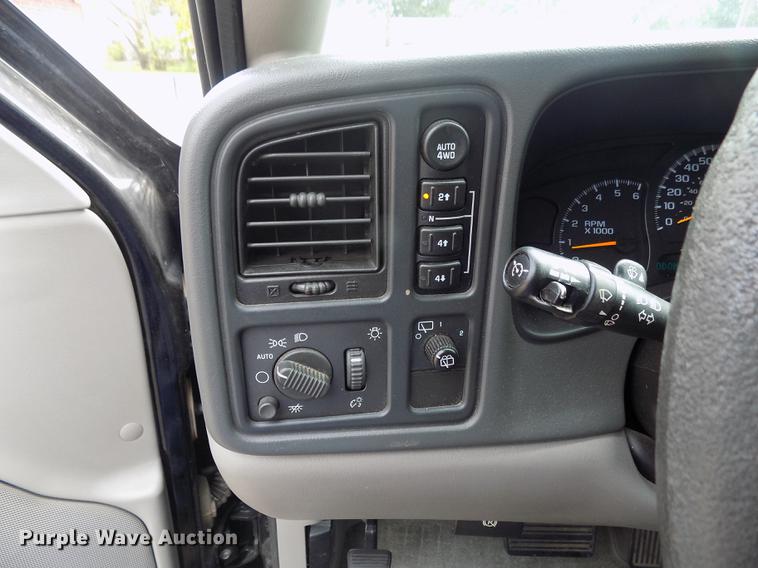 image for item DD3495 2004 Chevrolet Suburban 1500 SUV