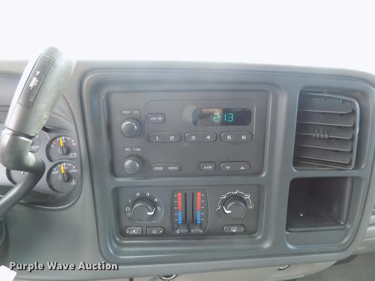 image for item DD3495 2004 Chevrolet Suburban 1500 SUV