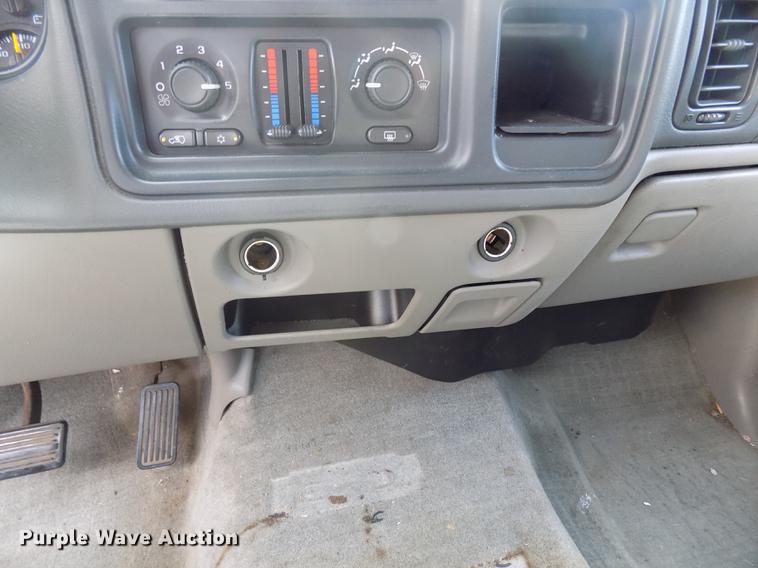 image for item DD3495 2004 Chevrolet Suburban 1500 SUV