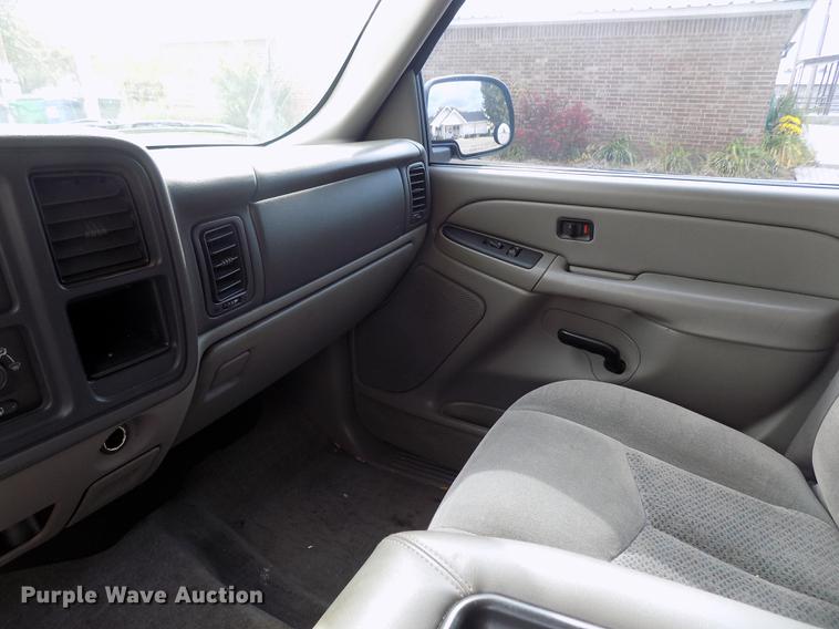 image for item DD3495 2004 Chevrolet Suburban 1500 SUV