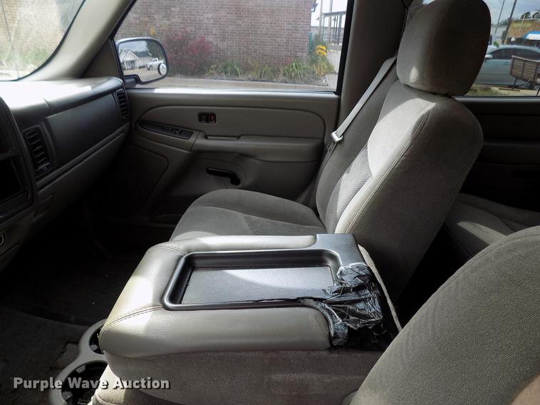 image for item DD3495 2004 Chevrolet Suburban 1500 SUV