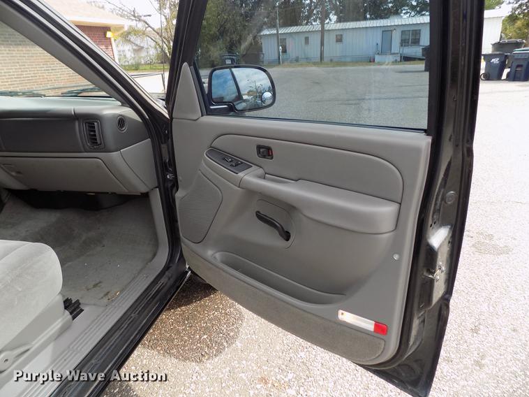 image for item DD3495 2004 Chevrolet Suburban 1500 SUV