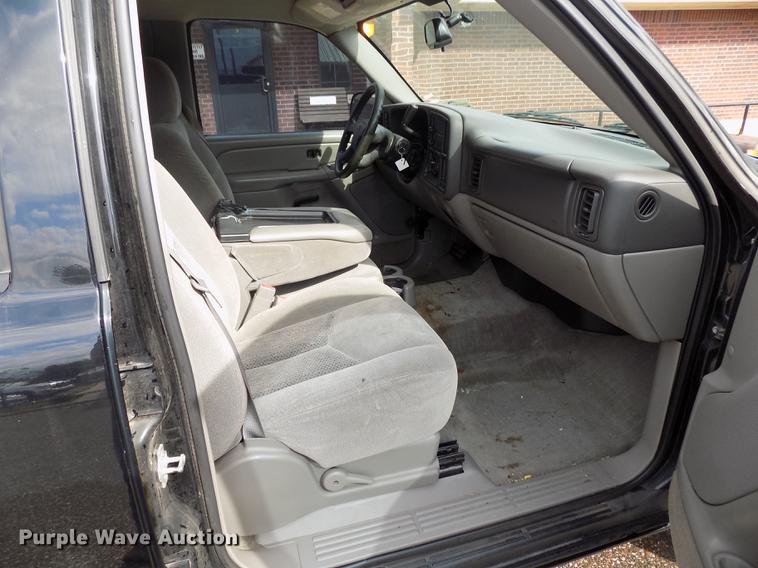 image for item DD3495 2004 Chevrolet Suburban 1500 SUV