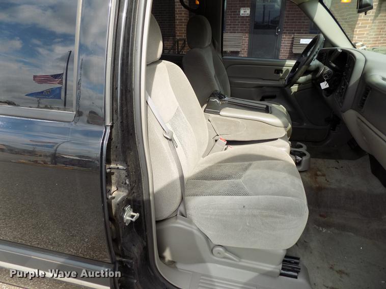 image for item DD3495 2004 Chevrolet Suburban 1500 SUV