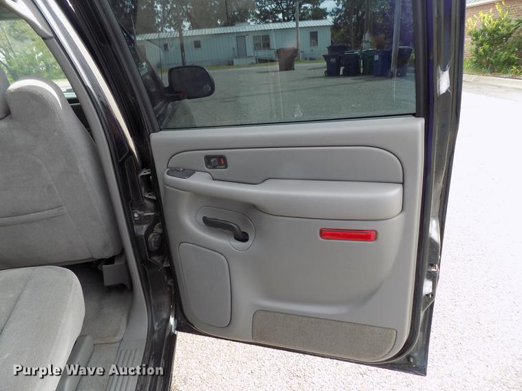 image for item DD3495 2004 Chevrolet Suburban 1500 SUV