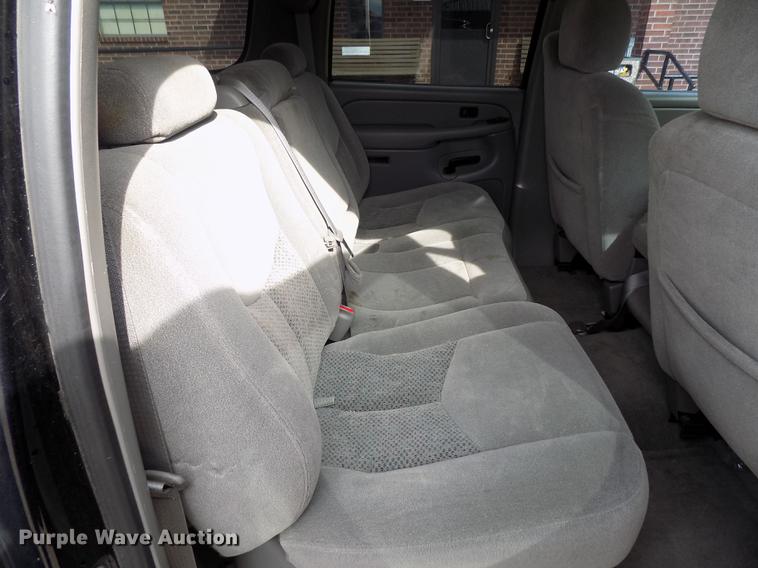 image for item DD3495 2004 Chevrolet Suburban 1500 SUV