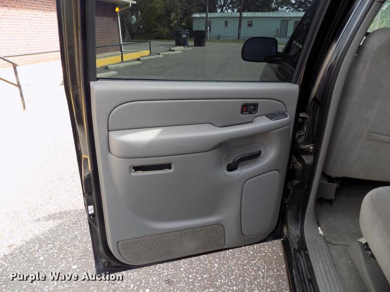 image for item DD3495 2004 Chevrolet Suburban 1500 SUV