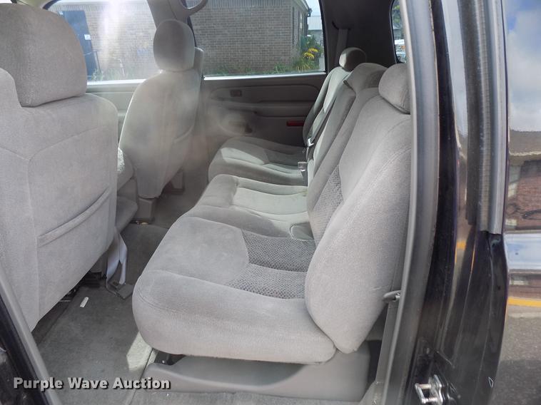 image for item DD3495 2004 Chevrolet Suburban 1500 SUV