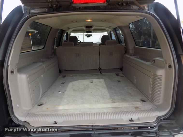 image for item DD3495 2004 Chevrolet Suburban 1500 SUV