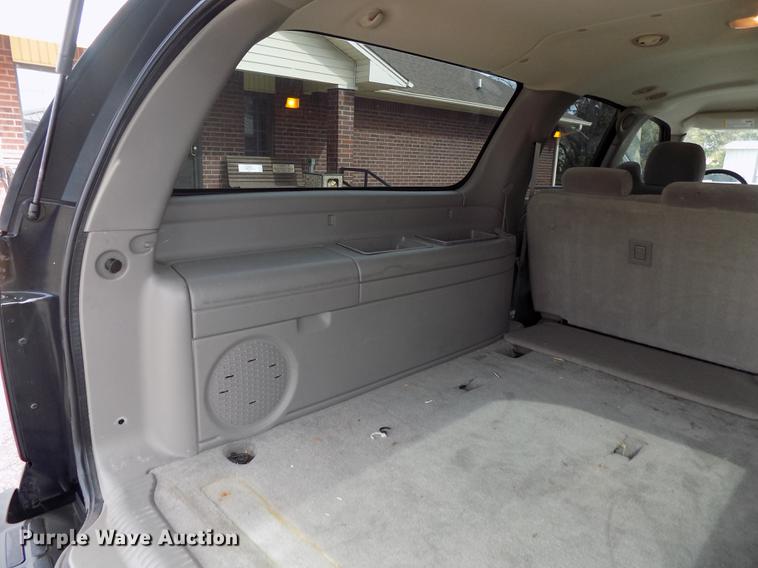 image for item DD3495 2004 Chevrolet Suburban 1500 SUV