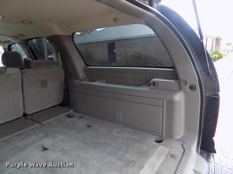 image for item DD3495 2004 Chevrolet Suburban 1500 SUV