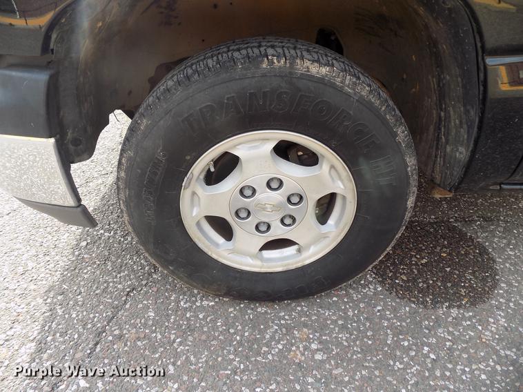 image for item DD3495 2004 Chevrolet Suburban 1500 SUV