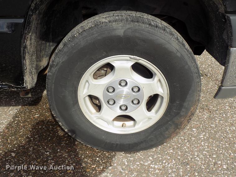 image for item DD3495 2004 Chevrolet Suburban 1500 SUV