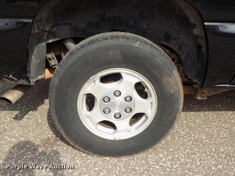image for item DD3495 2004 Chevrolet Suburban 1500 SUV