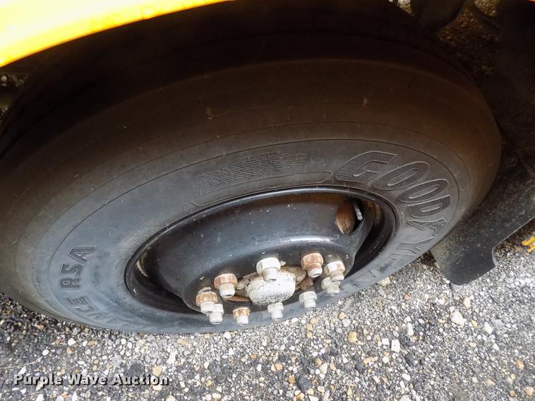 image for item DD3498 2001 Thomas Built Saf-T-Liner MVP EF school bus