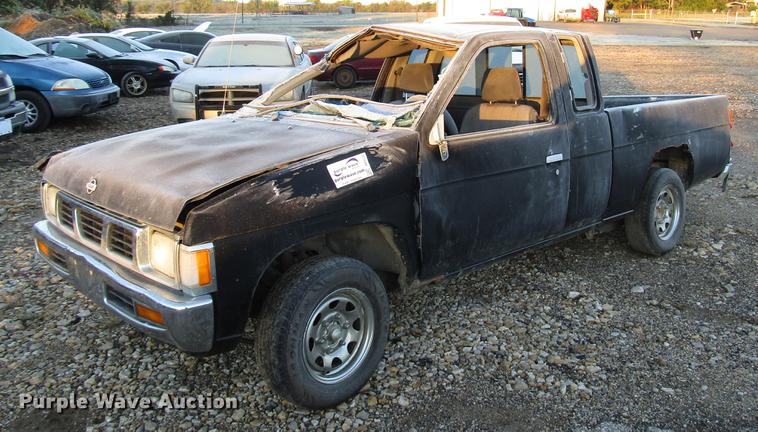 image for item DD3722 1995 Nissan XE King Cab pickup truck