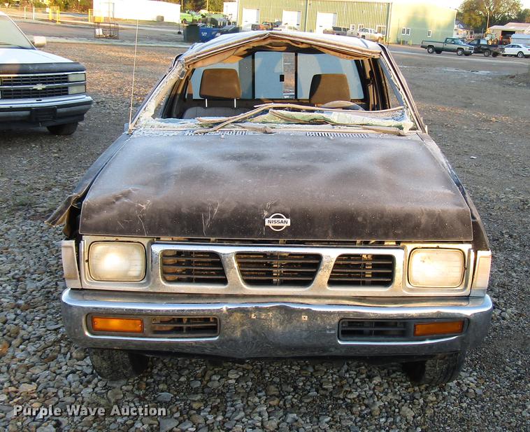 image for item DD3722 1995 Nissan XE King Cab pickup truck