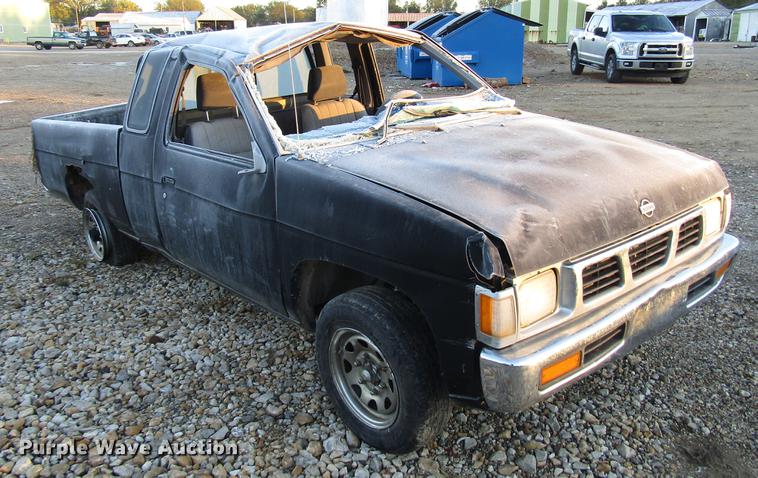 image for item DD3722 1995 Nissan XE King Cab pickup truck
