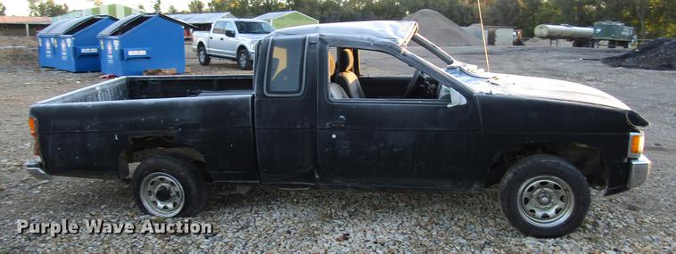 image for item DD3722 1995 Nissan XE King Cab pickup truck