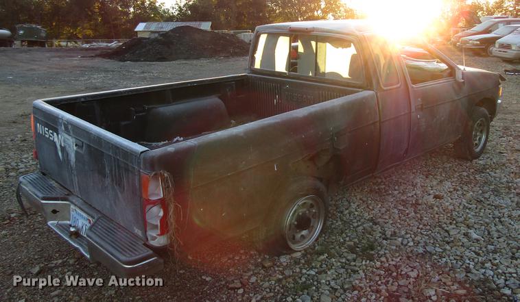image for item DD3722 1995 Nissan XE King Cab pickup truck