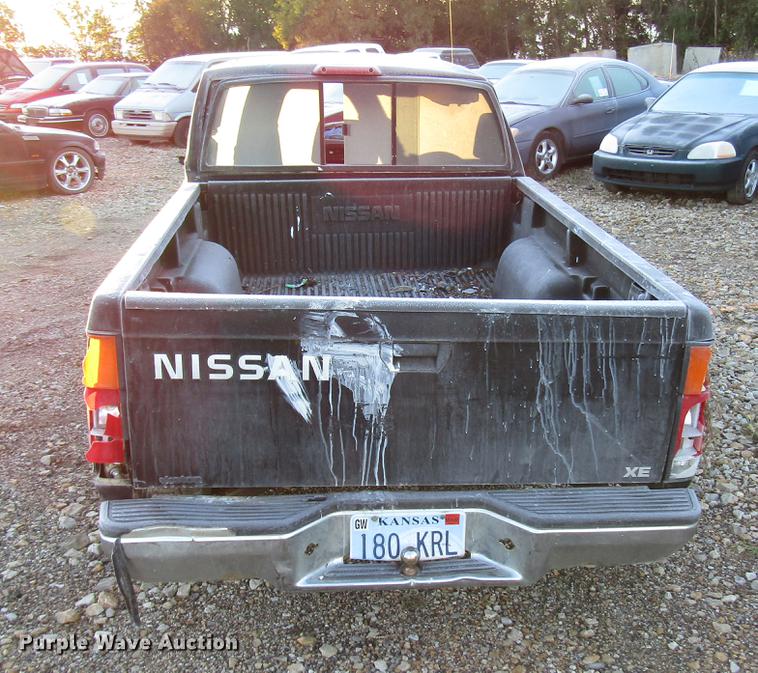 image for item DD3722 1995 Nissan XE King Cab pickup truck