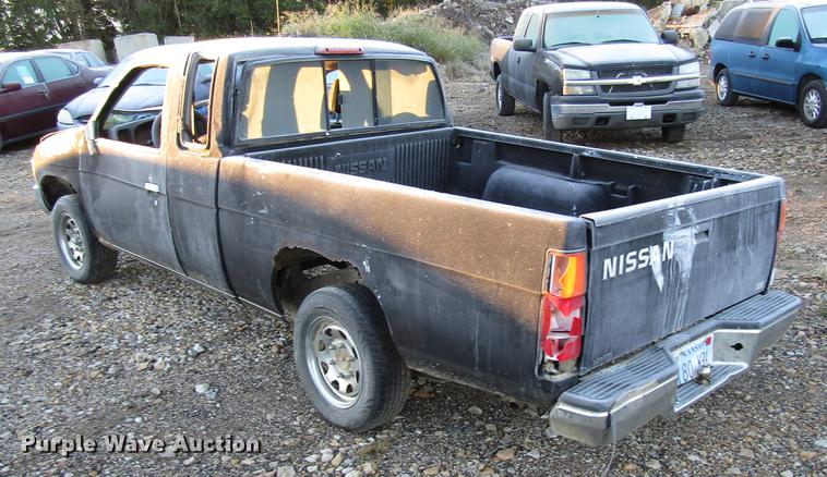 image for item DD3722 1995 Nissan XE King Cab pickup truck